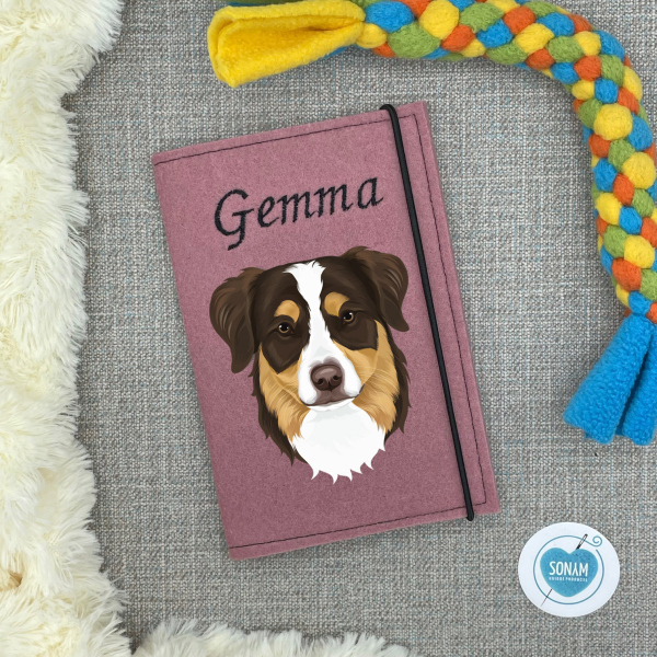 Designbeispiel der Impfpasshülle rosenholz für die Hunderasse Australian Shepherd red tri